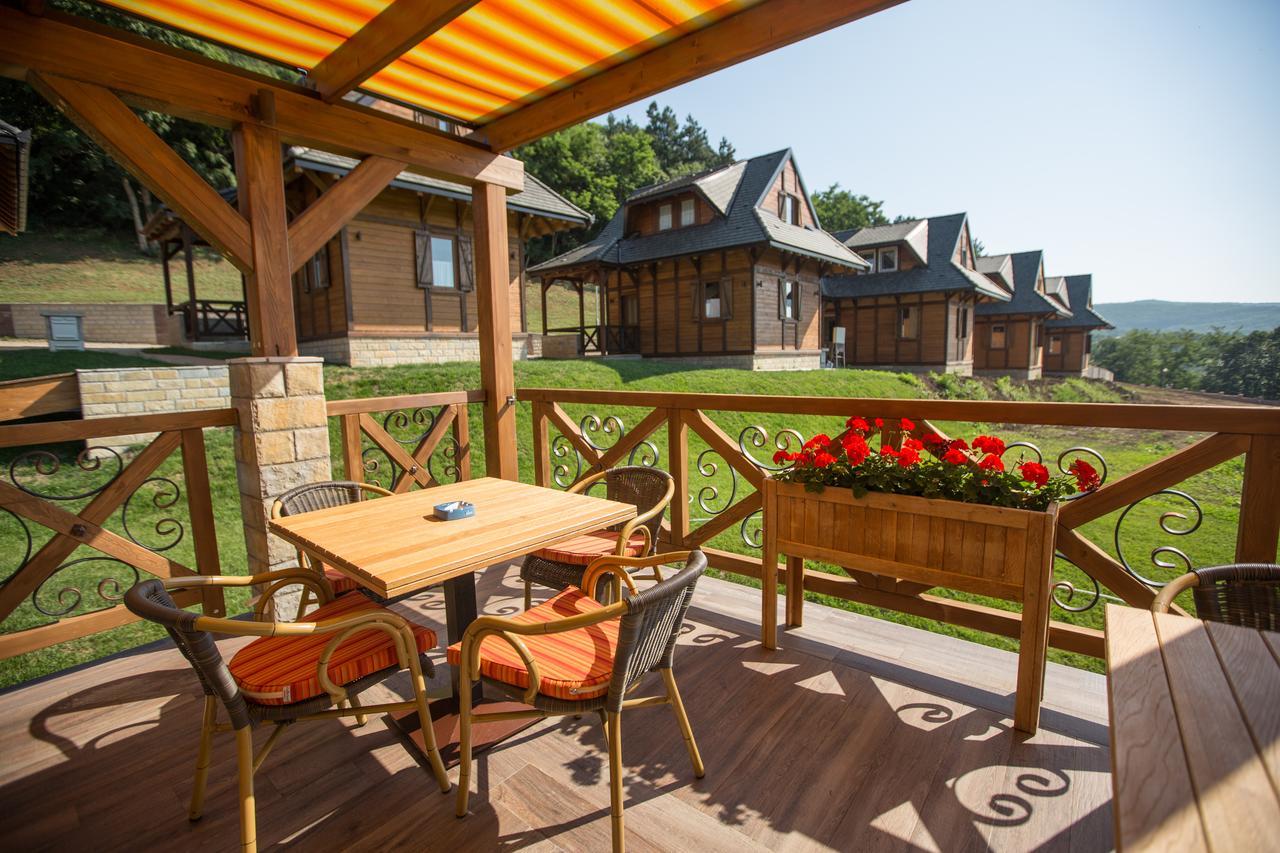 Etno Naselje Vrdnicka Kula Bed and Breakfast Vrdnik Exteriör bild
